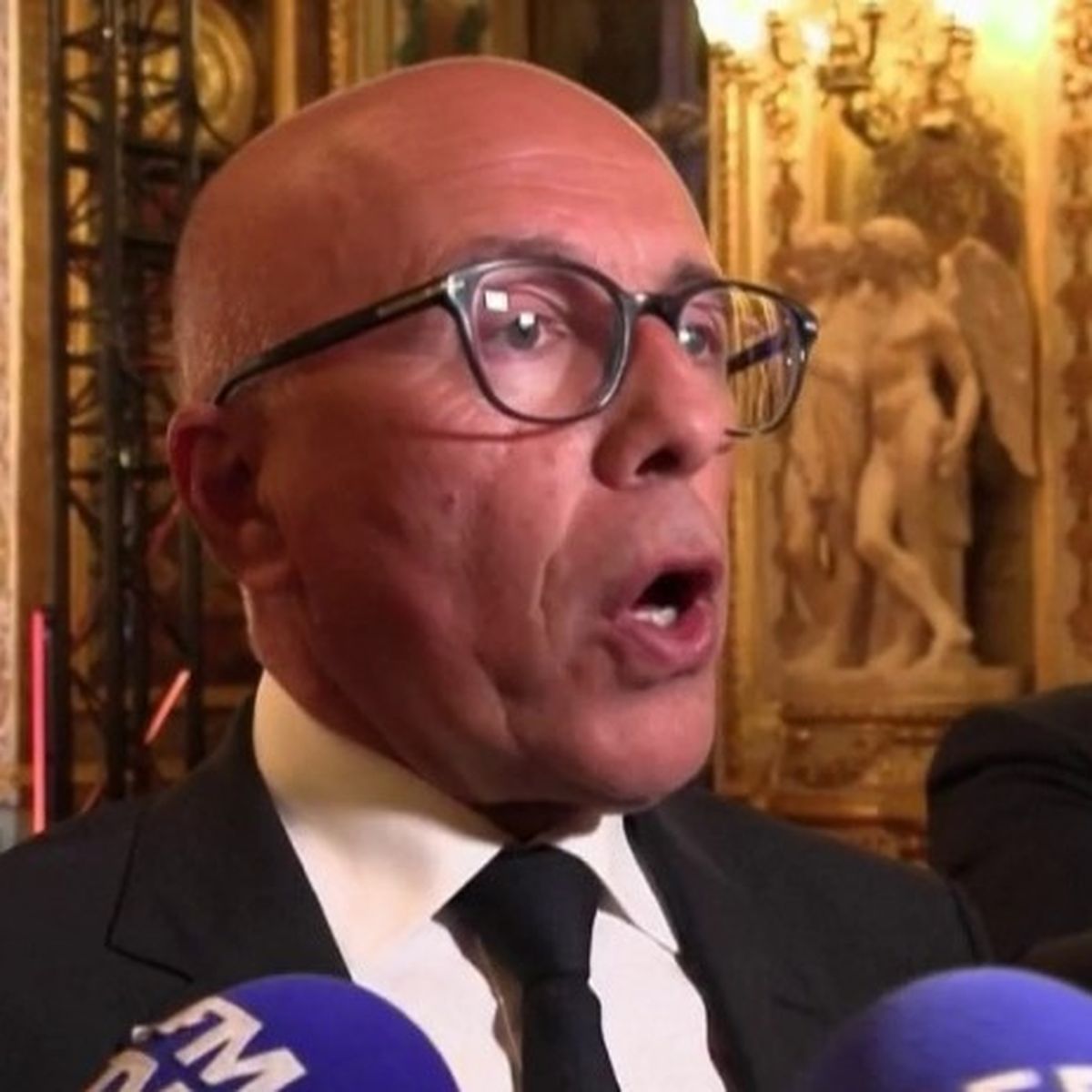Critique acerbe sur l’interview d’Emmanuel Macron par les partis opposants
