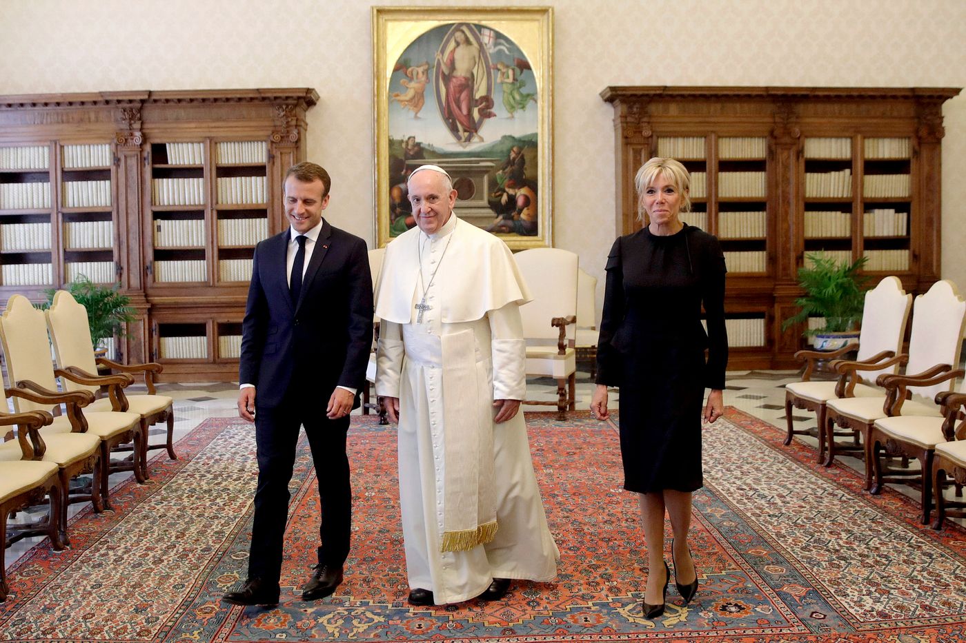 Macron Affirme Avoir Utilisé le Troisième Siège au Vatican pour L’Interprète