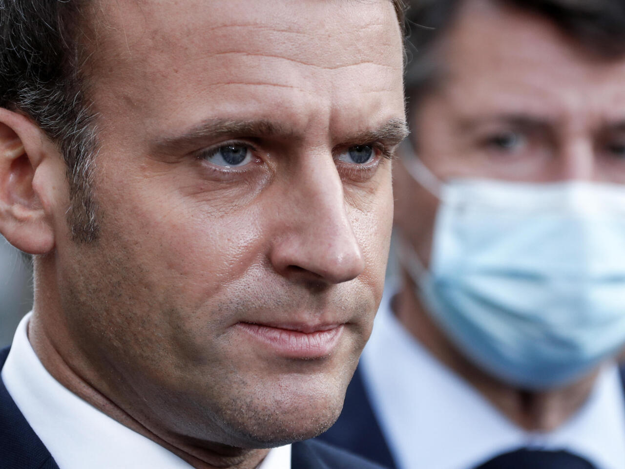 Le chaos français s’aggrave : Macron condamné pour sa négligence face aux menaces islamiques