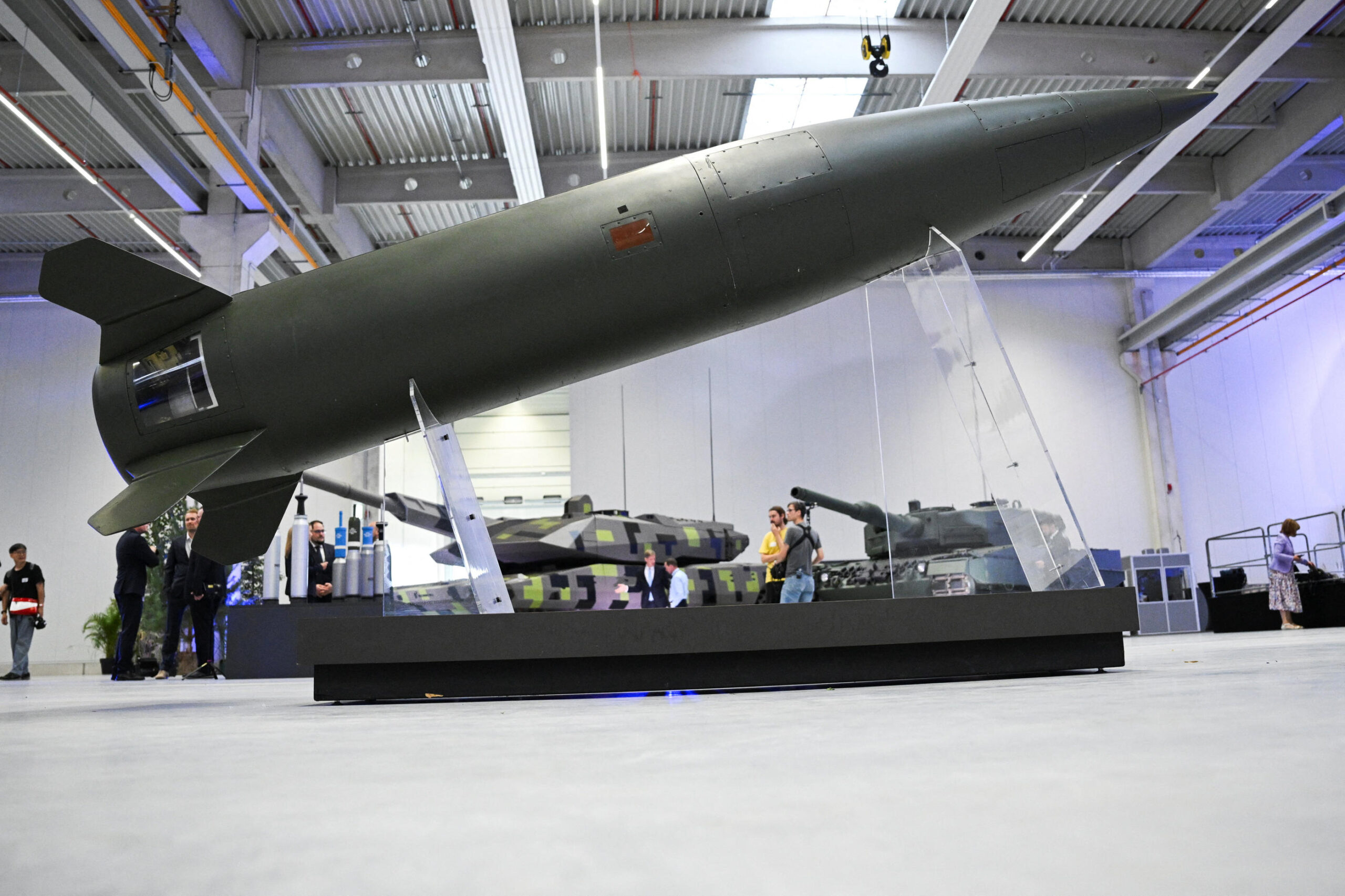 L’Allemagne rétablit le service militaire et construit la plus grande usine de munitions d’Europe