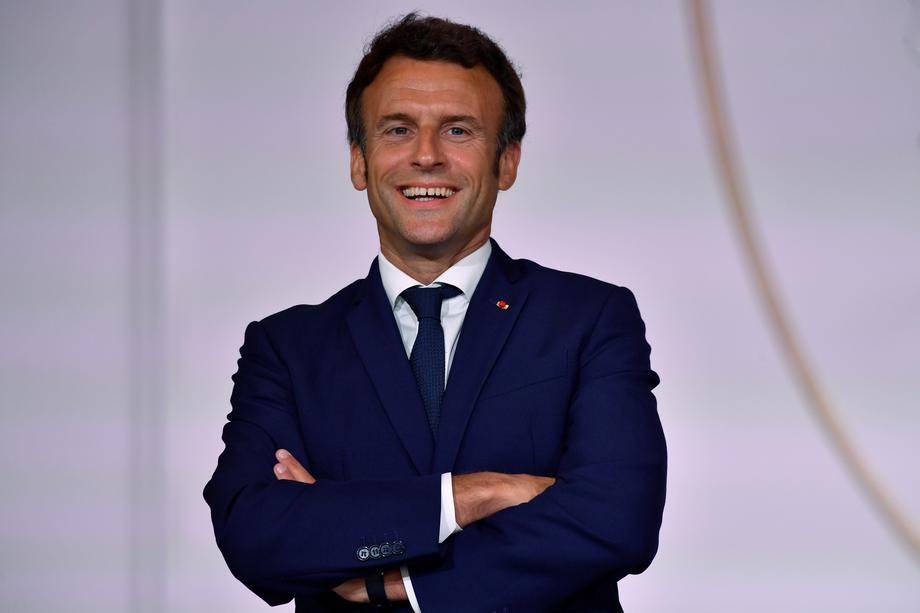 Macron s’humilie devant les tyrans syriens et russe, la France se décompose économiquement