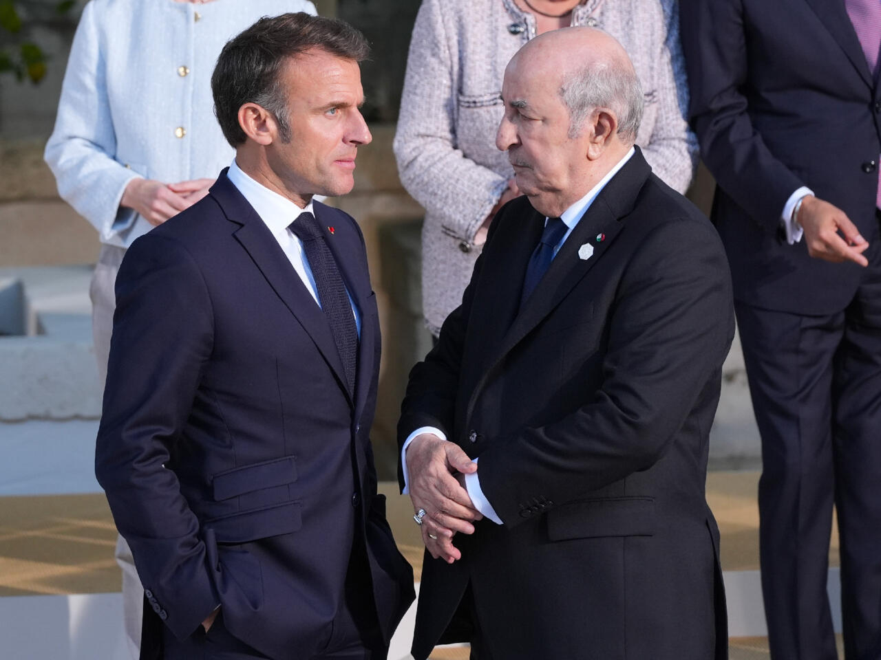 Macron s’incline face à Tebboune : une humiliation inacceptable pour la France
